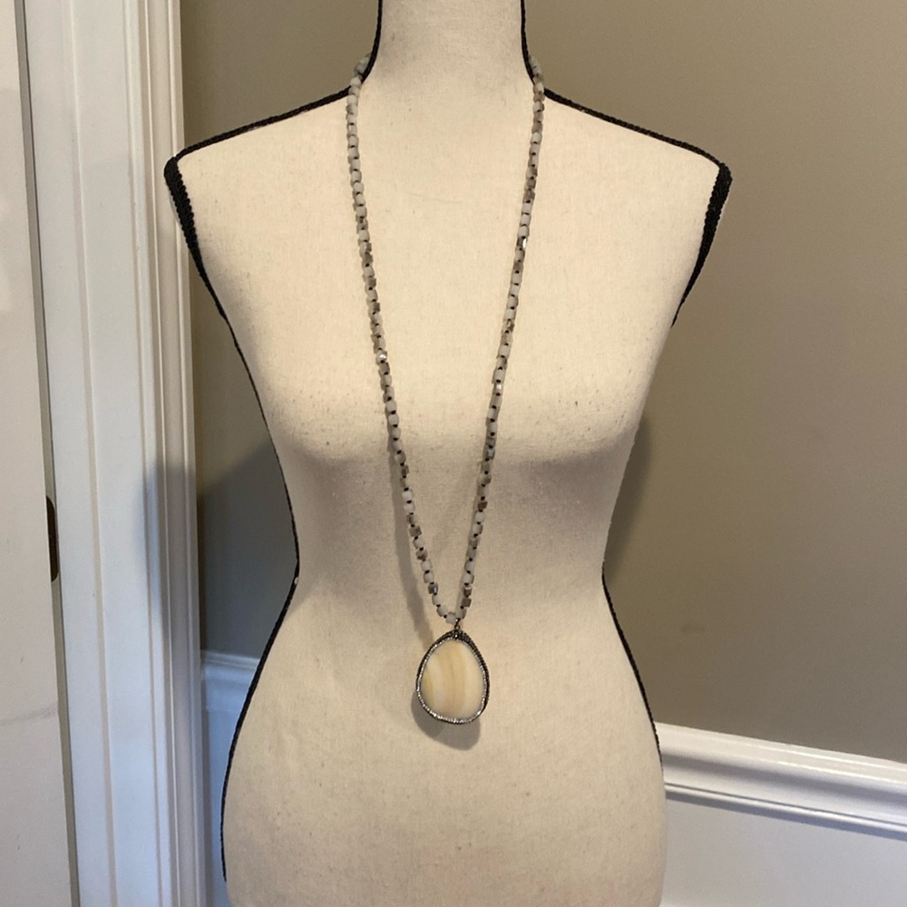 NWT Womens beaded necklace.
